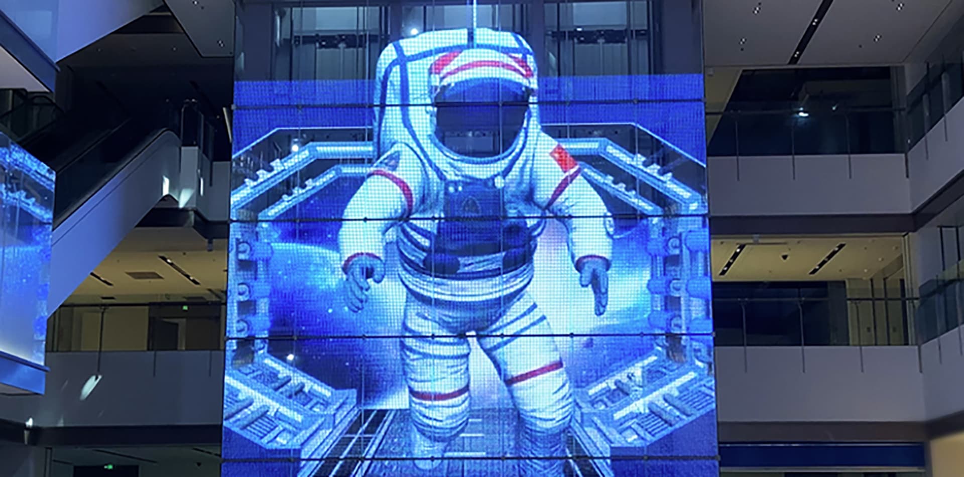 上海港城广场led玻璃屏项目