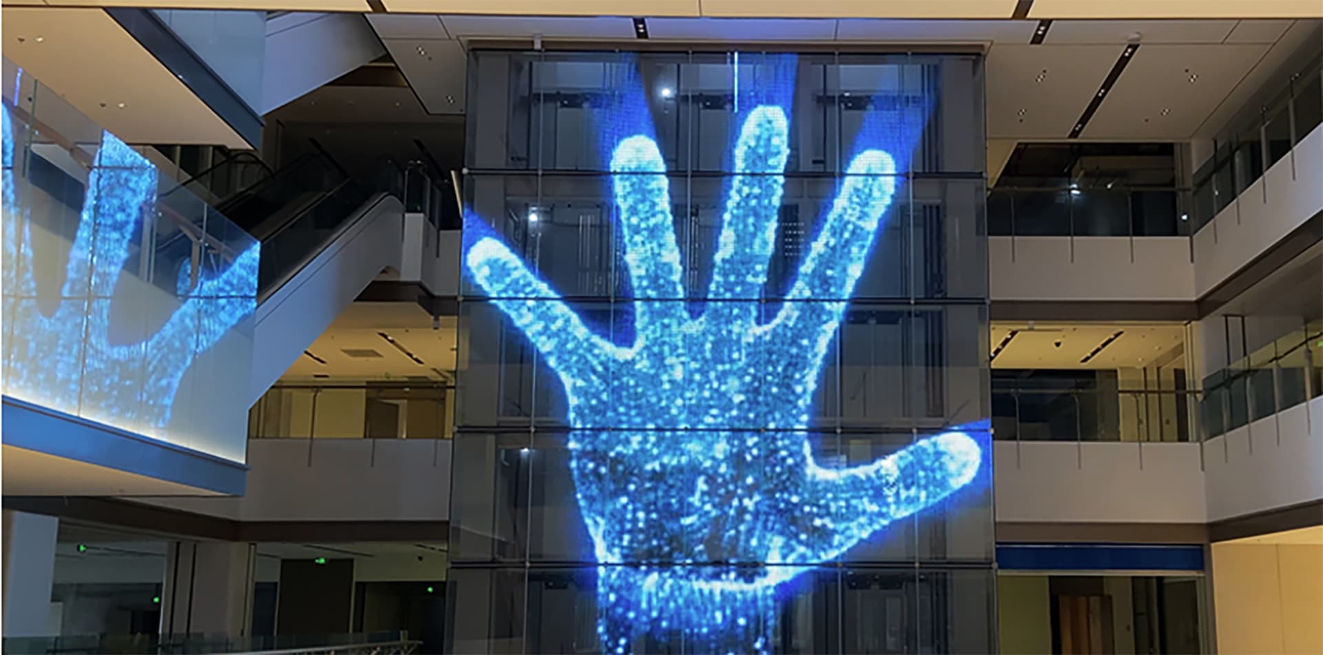 上海港城广场led玻璃屏项目