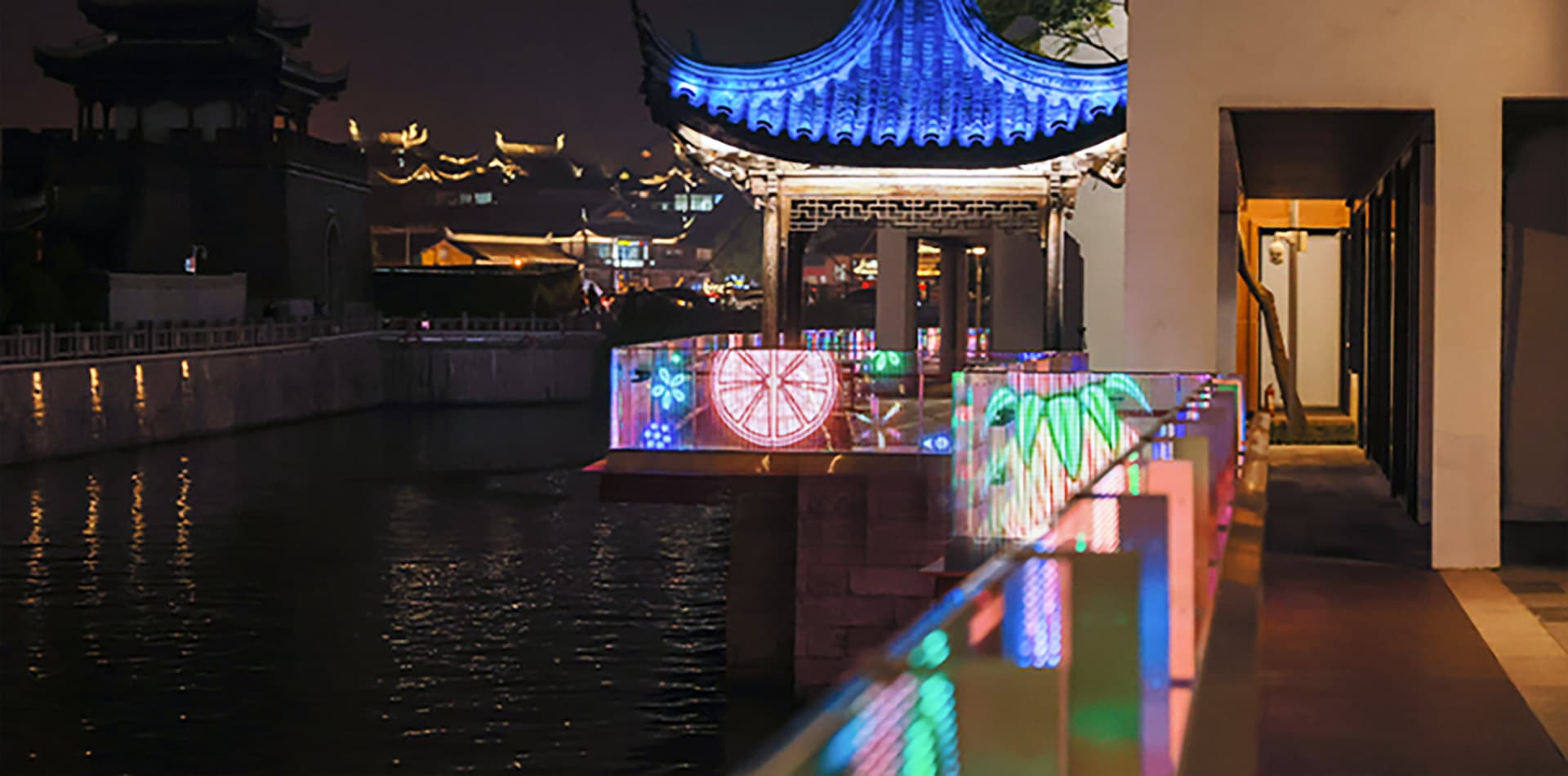 LED光电玻璃护栏屏融入灵秀江南